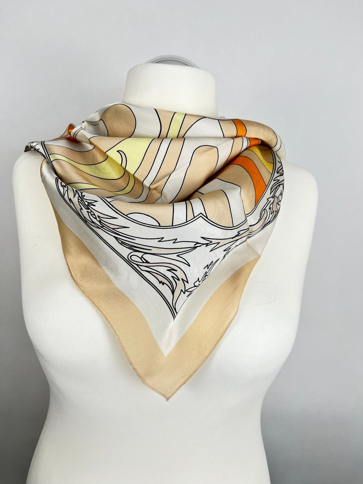 Retro-Print Schal aus Seide um Hals getragen in Beige Orange Gelb