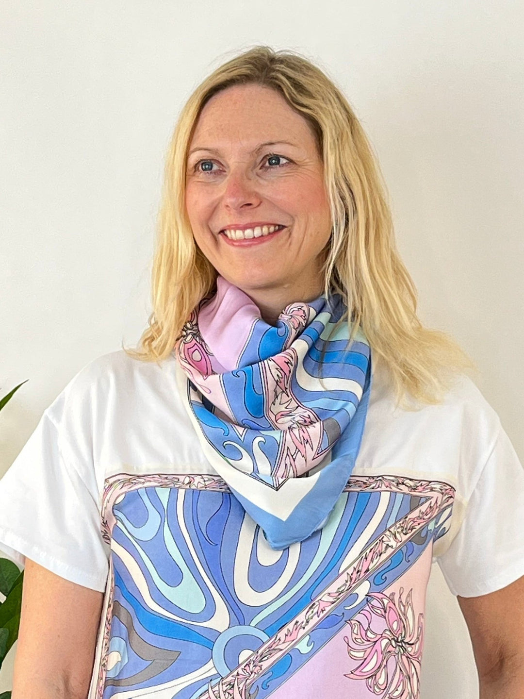 Vierecktuch mit Seide im Retro-Print, blau von Bella Vita - Mode &amp; Lifestyle