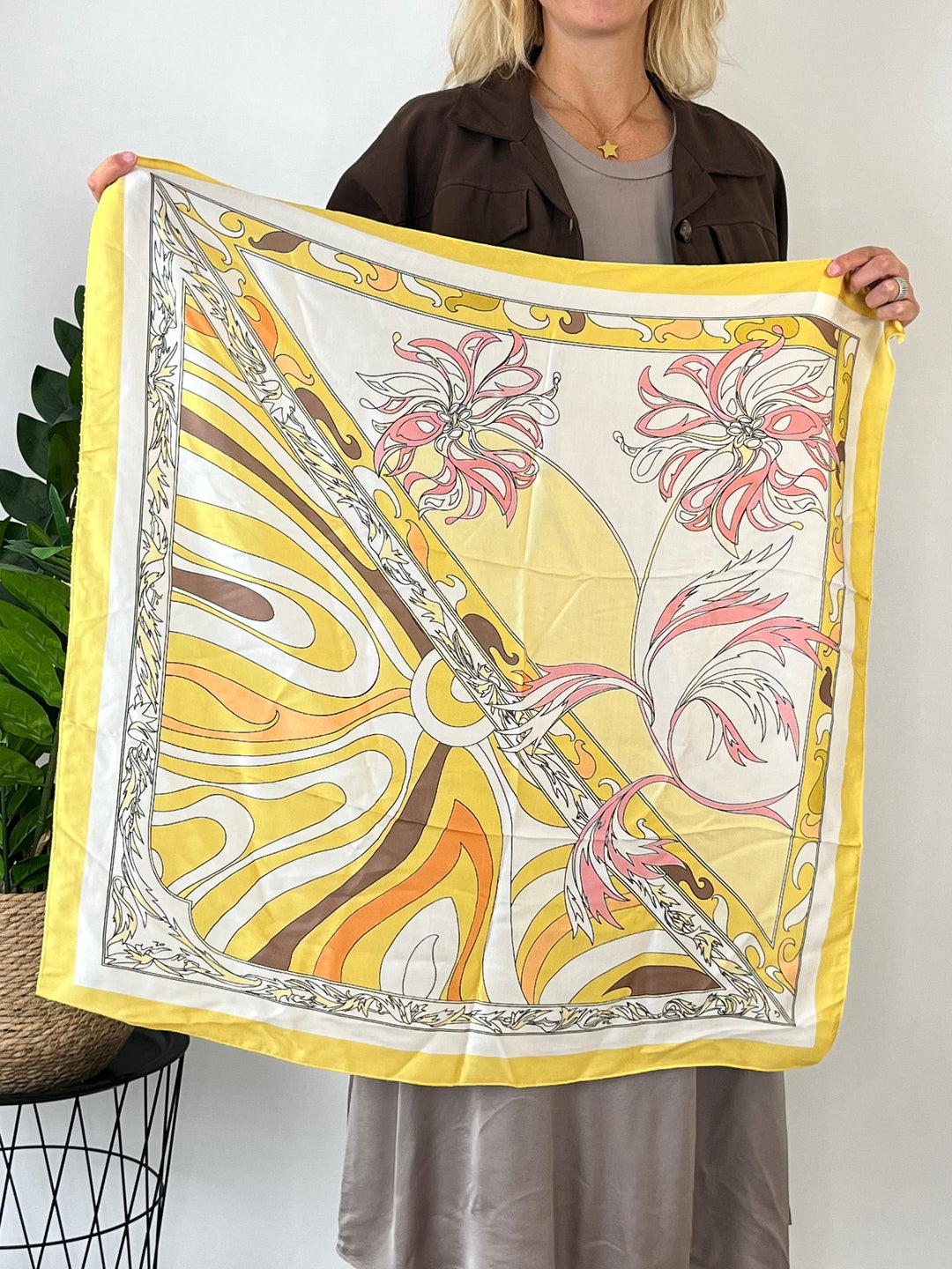 Vierecktuch mit Seide im Retro-Print, gelb von Bella Vita - Mode &amp; Lifestyle
