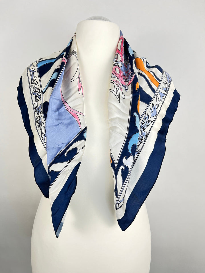 Seidenschal mit Retro-Print marineblau um den Hals getragen