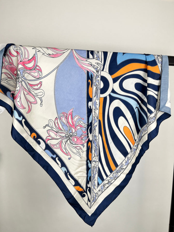 Hängendes Tuch mit großen rosa Blumen im Retro-Print