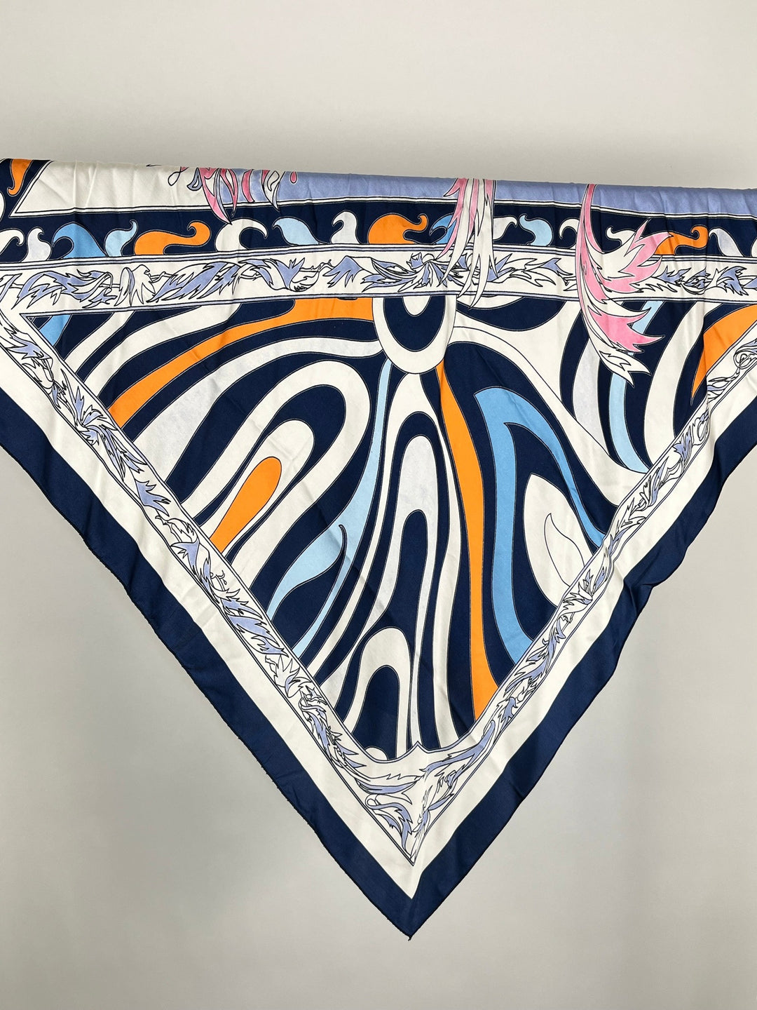 Detaillierte Ansicht des Retro-Prints mit Blattmuster-Rand