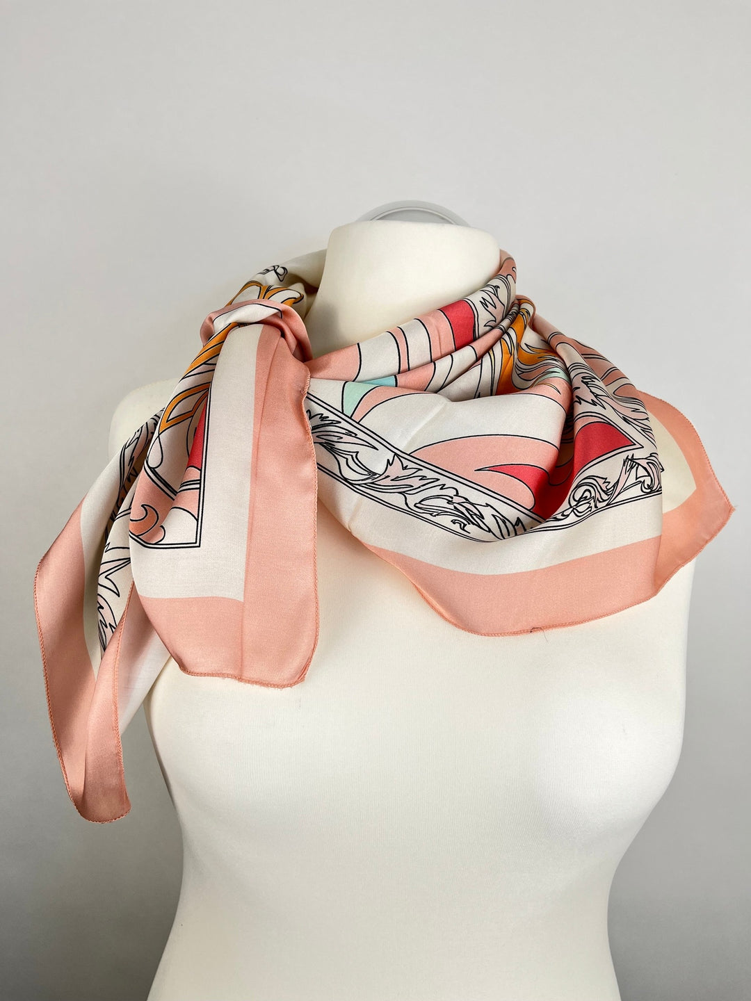 Asymmetrisch drapiertes Vierecktuch mit organischen Retro-Mustern