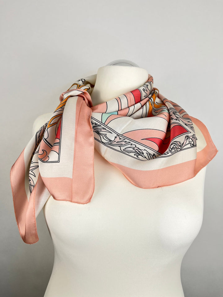 Asymmetrisch drapiertes Vierecktuch mit organischen Retro-Mustern