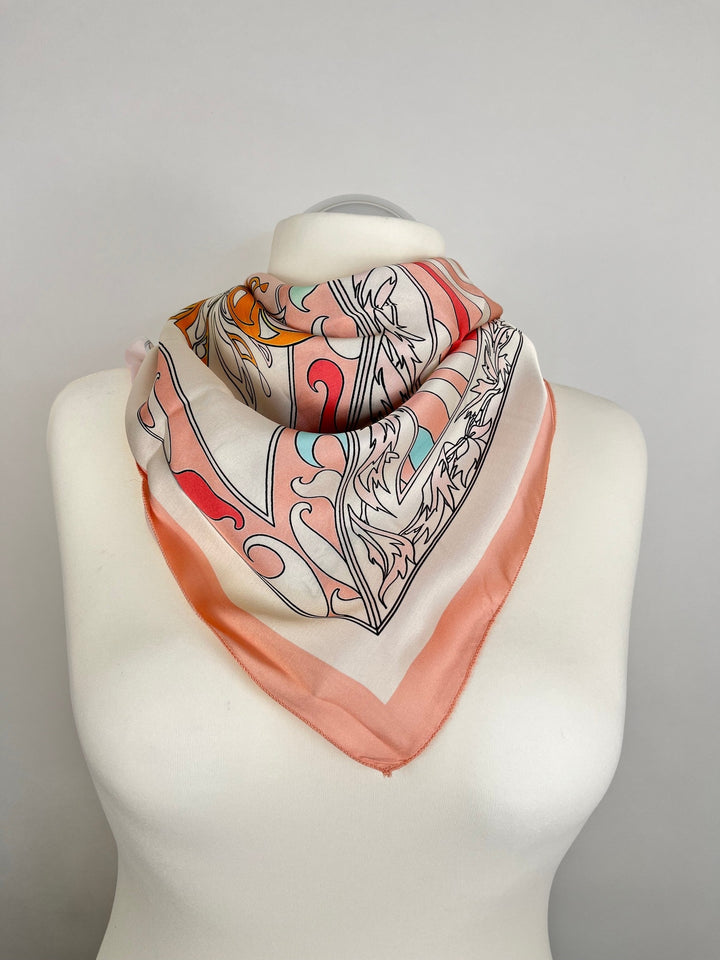 Seidenschal als Halstuch getragen mit stilisierten floralen Motiven