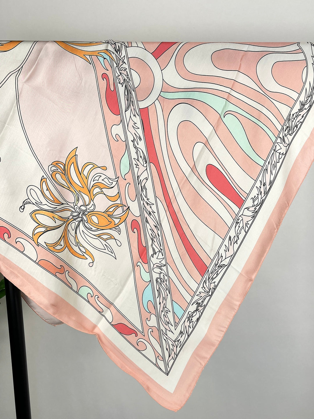 Aufgehängtes Tuch mit großen orangefarbenen Blumen im Retro-Stil