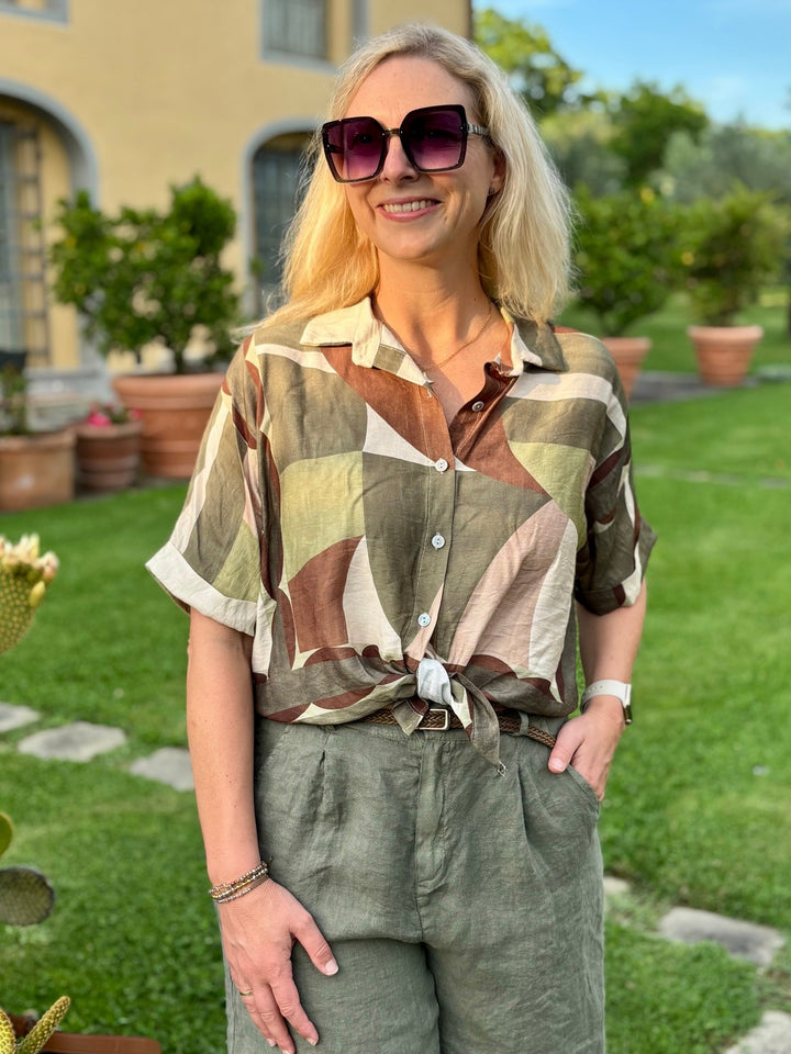 Grafik-Bluse aus Viskose vorne geknotet, lässiger Sommer-Look mit olivgrünen Hosen