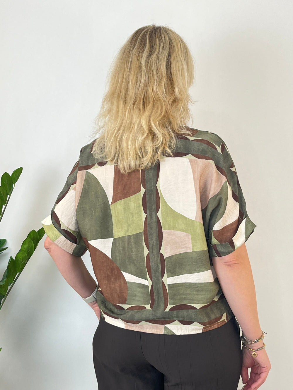 Rückansicht Viskosebluse mit Grafikprint, lockerer Schnitt und eingeschnittener Ausschnitt