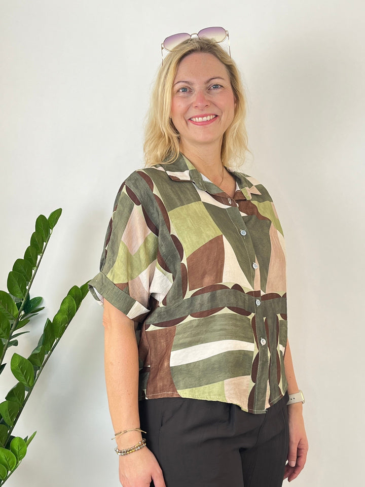 Viskosebluse mit grafischem Print in Khaki und Oliv, kurze Ärmel, Kragen