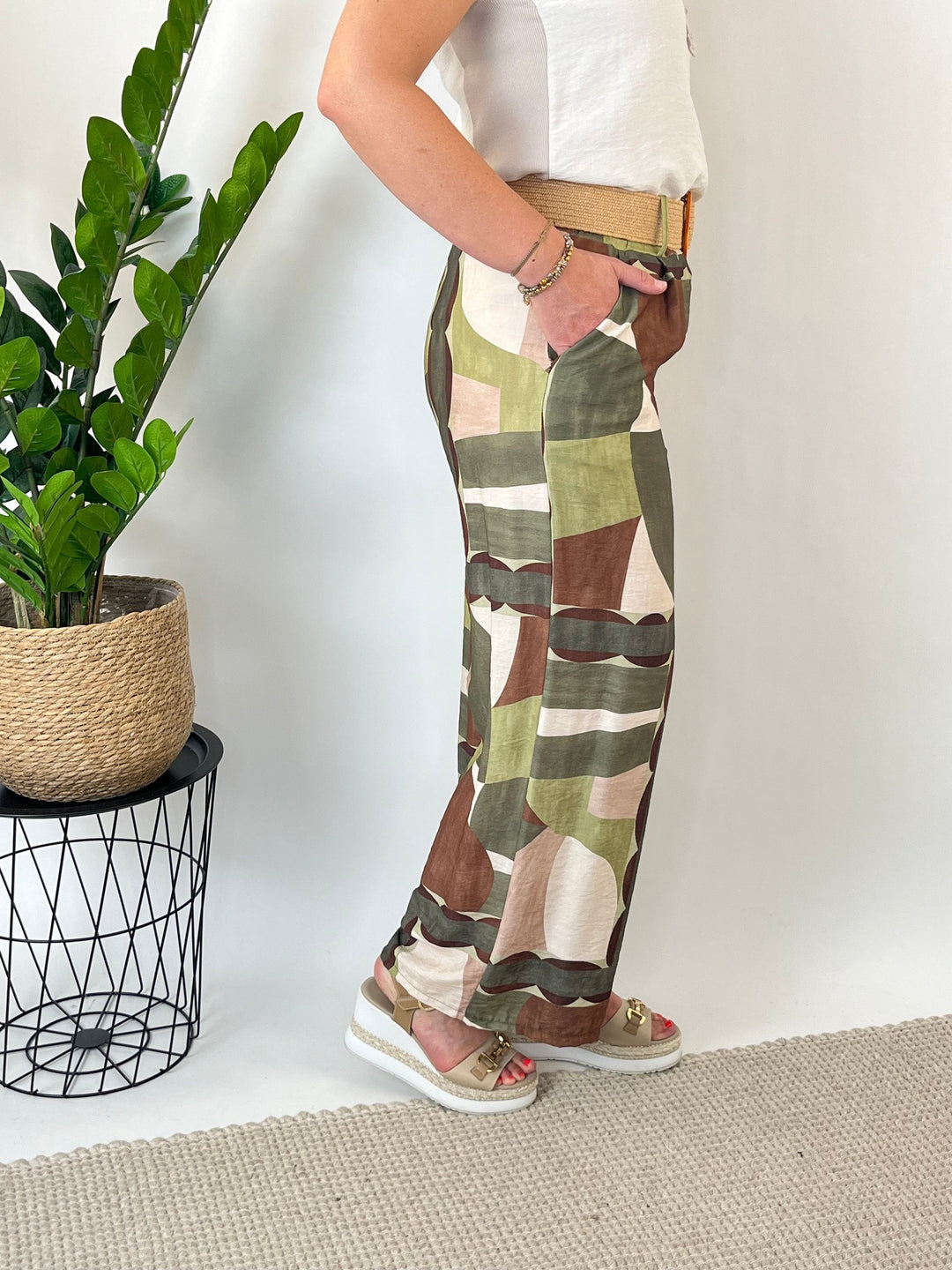 Seitenansicht weite Viskosehose mit grafischem Print in Grüntönen und Gürtel