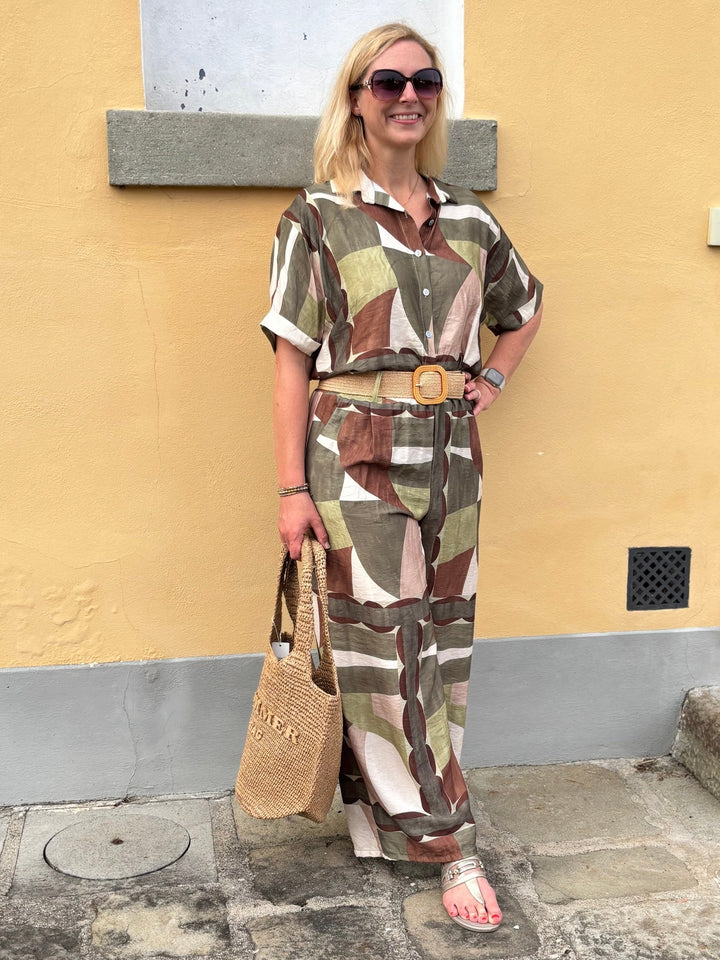 Viskosehose mit grafischem Print khaki und passendem Hemd im Sommer-Look