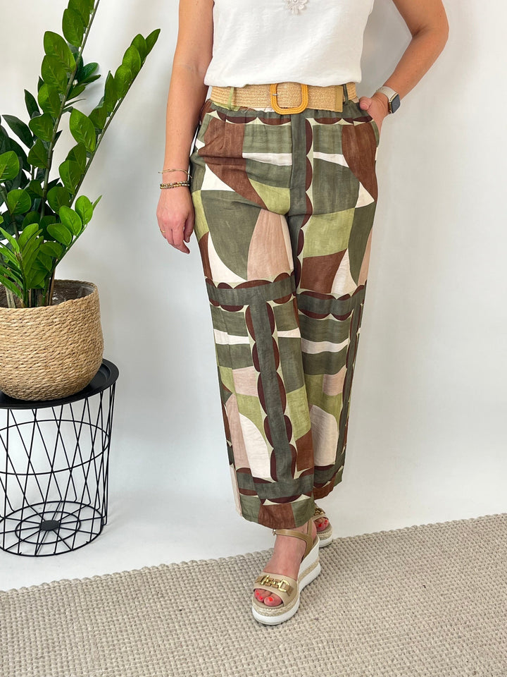 Nahaufnahme weite Hose mit grafischem Print in Grün und Erdtönen