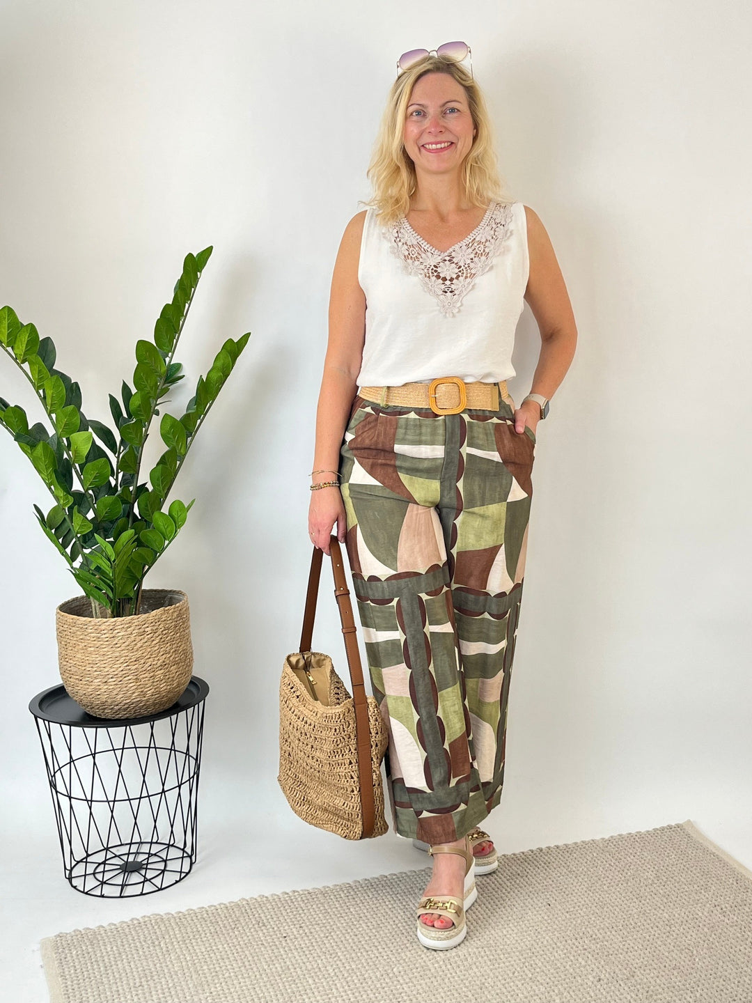 Weite Viskosehose mit abstraktem Print khaki kombiniert mit weißem Top