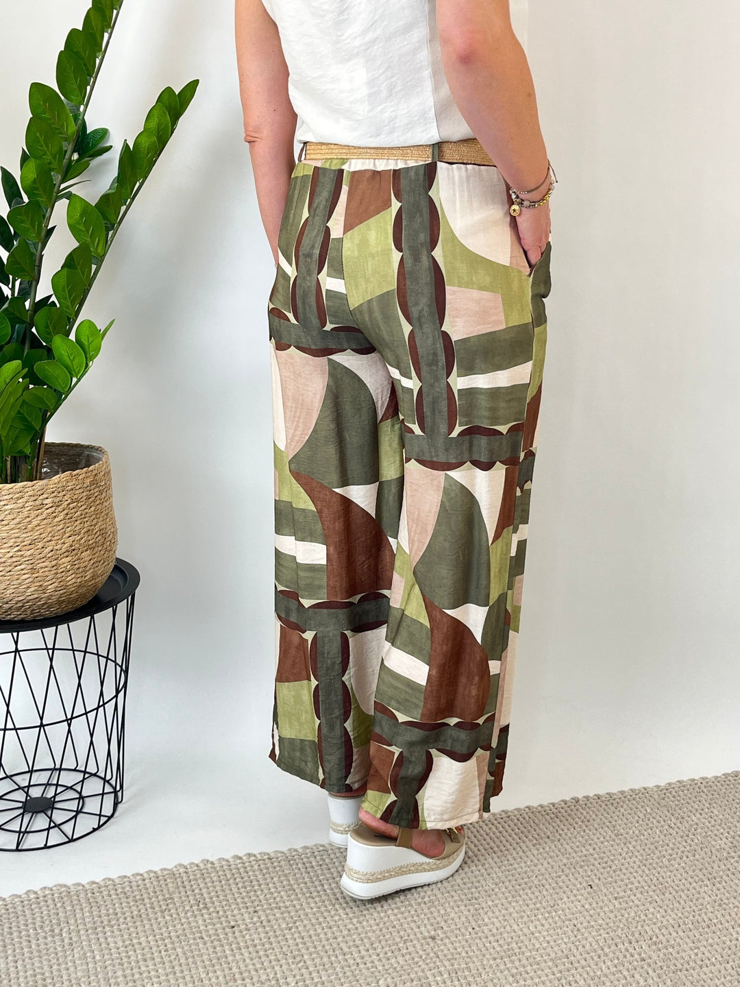 Rückansicht weite Viskosehose mit grafischem Print khaki und Ziergürtel