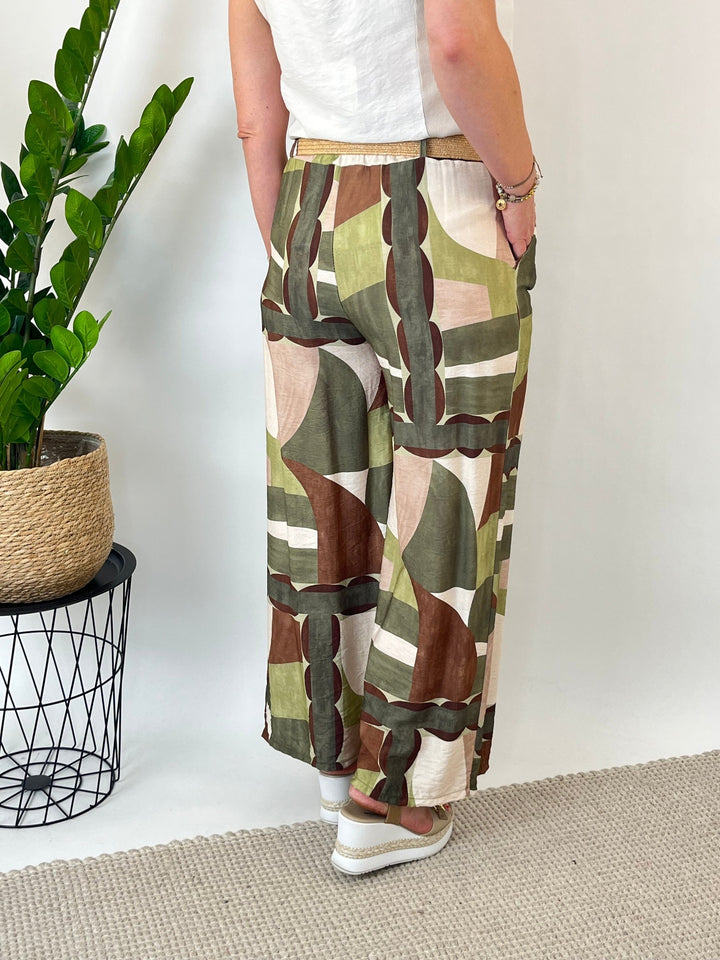 Rückansicht weite Viskosehose mit grafischem Print khaki und Ziergürtel