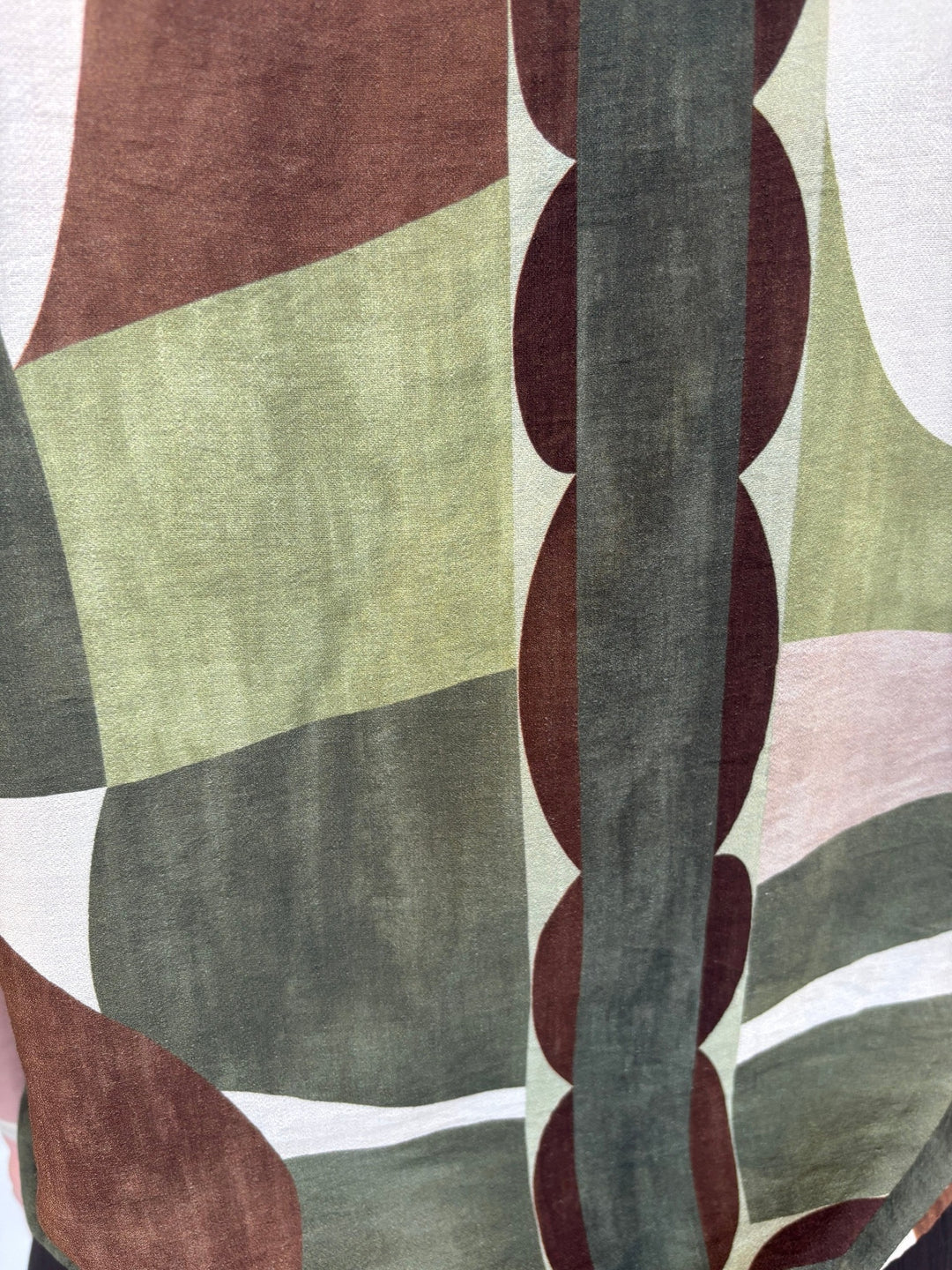 Stoffdetail weite Viskosehose mit geometrischem Print in Khaki und Oliv