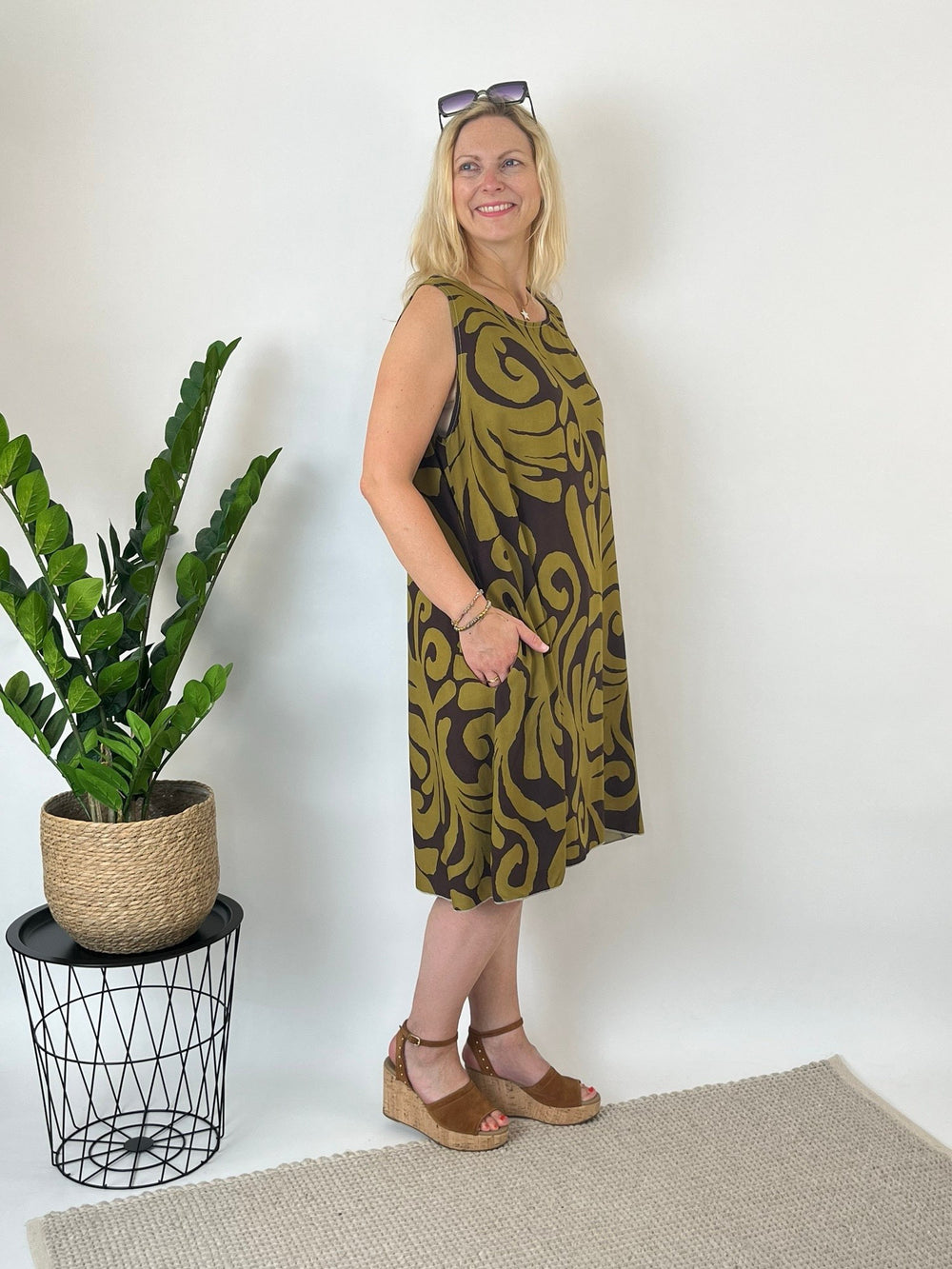 Viskosekleid mit abstraktem Print, braun von Bella Vita - Mode & Lifestyle