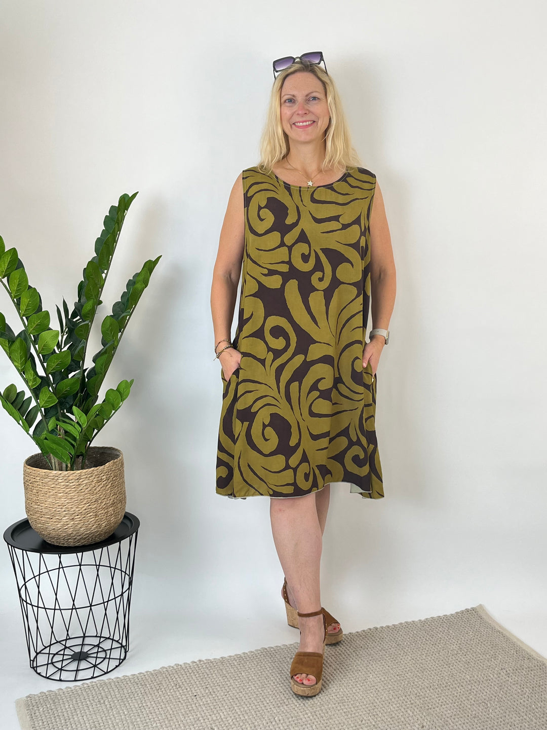 Viskosekleid mit abstraktem Print, braun von Bella Vita - Mode & Lifestyle
