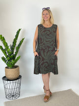 Viskosekleid mit abstraktem Print, khaki von Bella Vita - Mode & Lifestyle