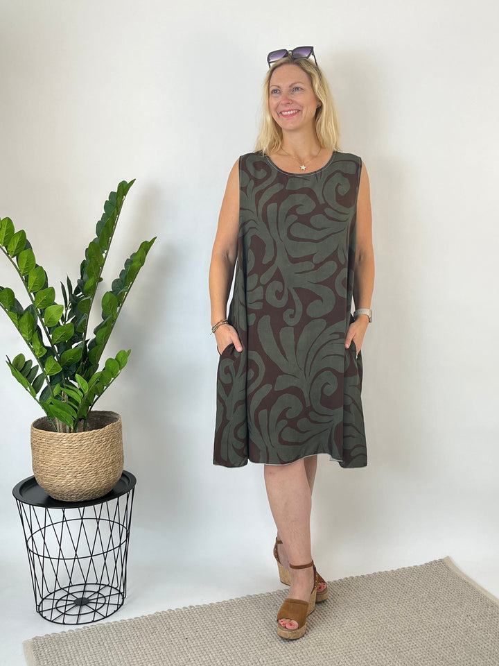 Viskosekleid mit abstraktem Print, khaki von Bella Vita - Mode &amp; Lifestyle