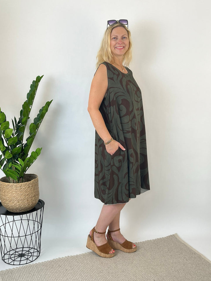 Viskosekleid mit abstraktem Print, khaki von Bella Vita - Mode &amp; Lifestyle