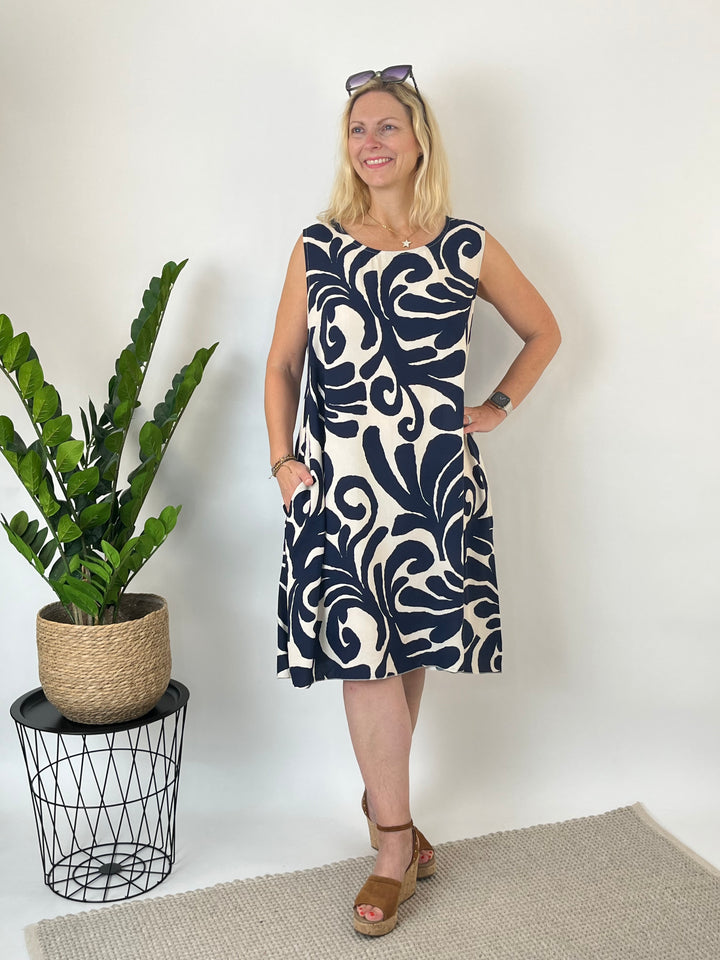 Viskosekleid mit abstraktem Print, marine von Bella Vita - Mode &amp; Lifestyle