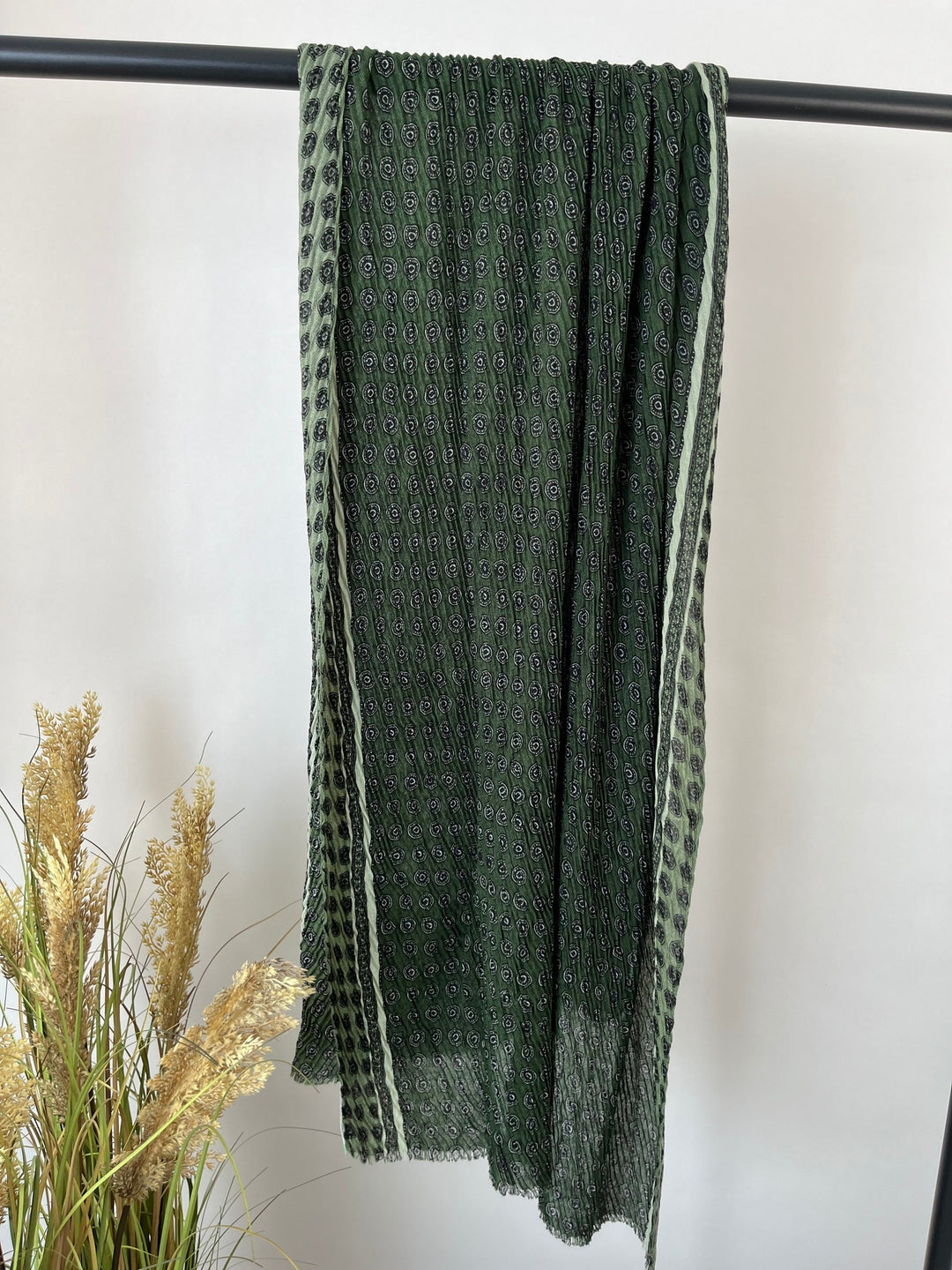 Khaki Viskose-Crinkle-Print Schal hängend, zeigt volles Format und Muster