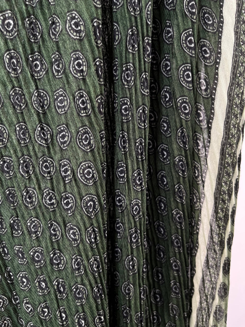 Nahaufnahme: Khaki Viskoseschal mit Crinkle-Struktur und grafischem Print