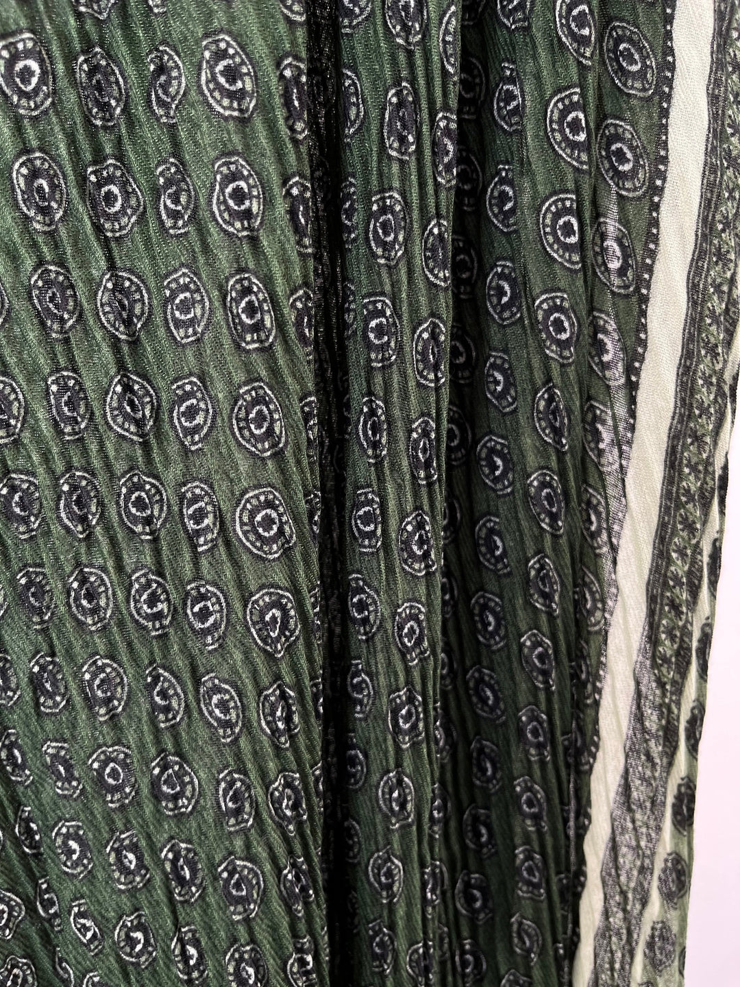 Nahaufnahme: Khaki Viskoseschal mit Crinkle-Struktur und grafischem Print