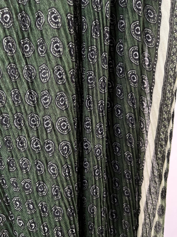 Nahaufnahme: Khaki Viskoseschal mit Crinkle-Struktur und grafischem Print
