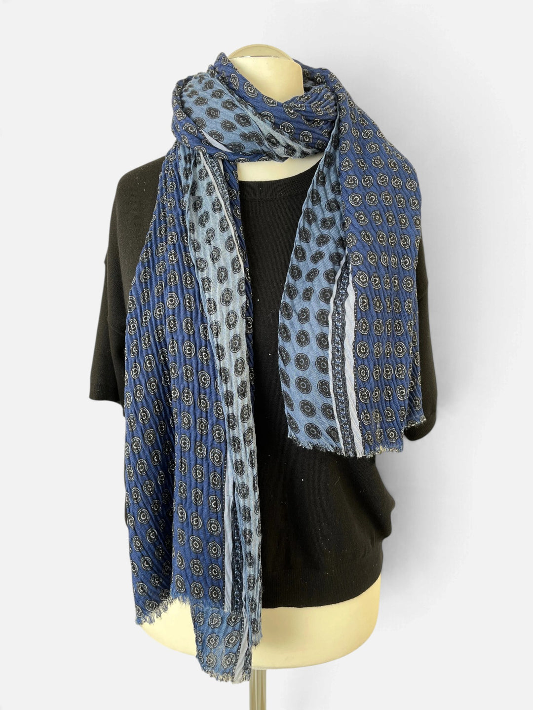 Marineblauer Viskoseschal mit Crinkle-Print und Fransen, lässig um den Hals getragen