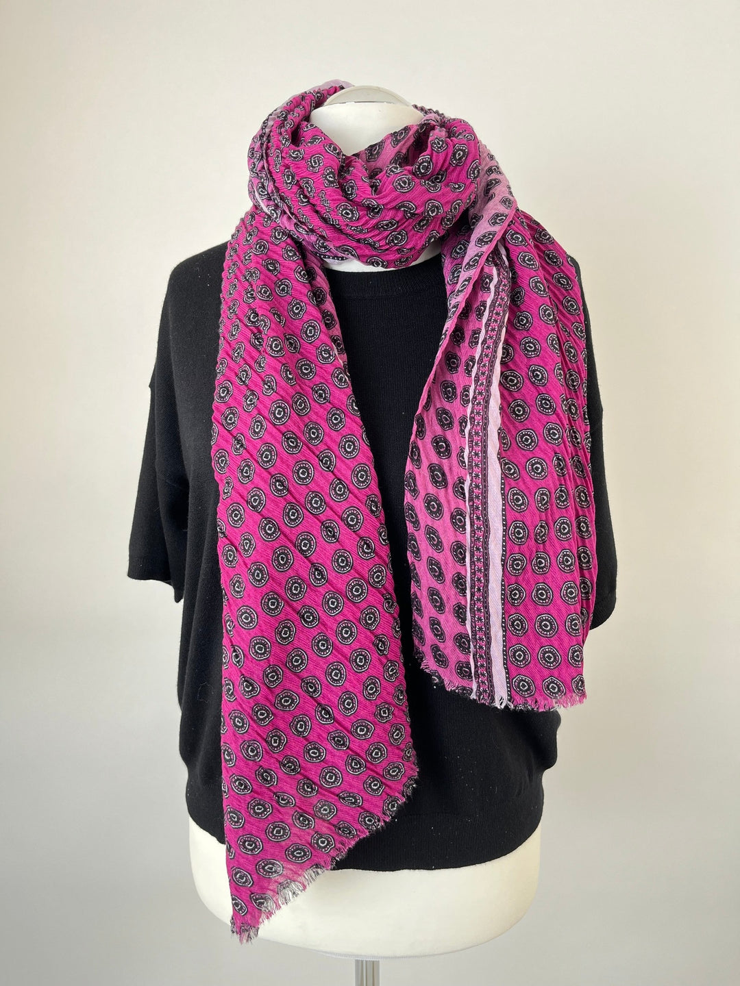 Pink Viskoseschal mit Crinkle-Print und Fransen, um Hals eines Mannequins