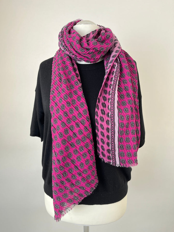 Pink Viskoseschal mit Crinkle-Print und Fransen, um Hals eines Mannequins