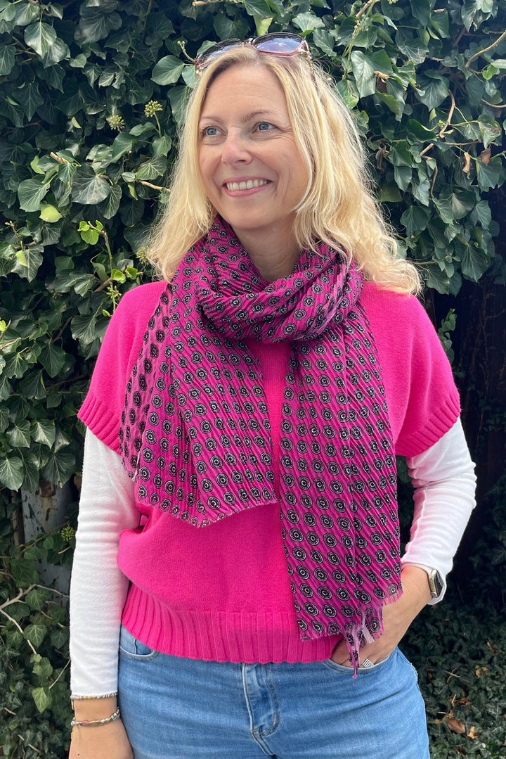 Pinker Crinkle-Viskoseschal als Accessoire zum pinken Pullover getragen