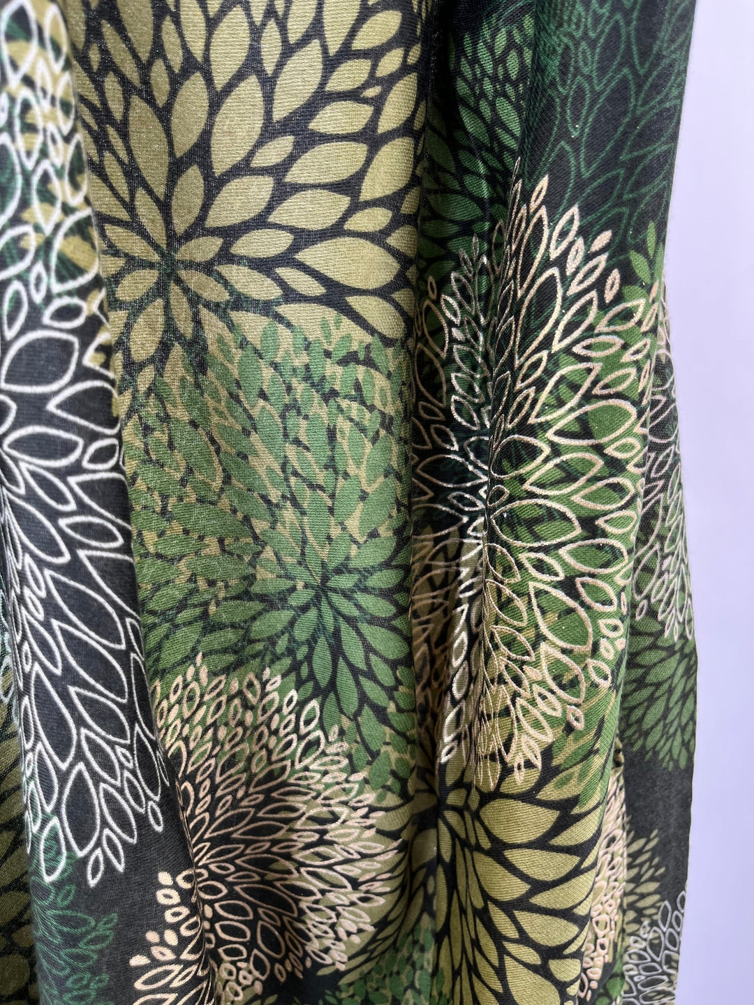 Viskoseschal Flower Art, grün von Bella Vita - Mode &amp; Lifestyle