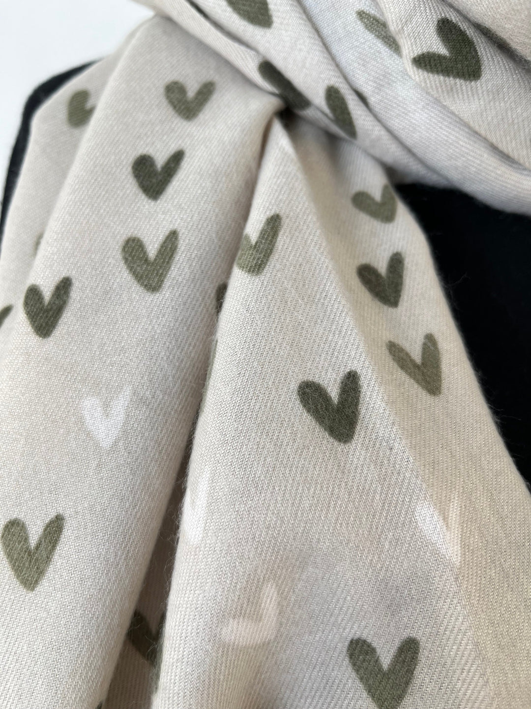 Viskoseschal Hearts, khaki von Bella Vita - Mode &amp; Lifestyle