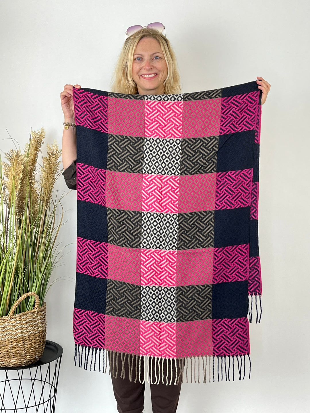 Weicher Viskose-Jacquard-Schal in Pink, Schwarz und Grau im Detail