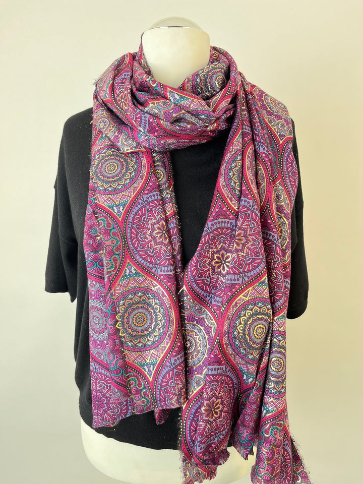 Pink-lila Mandala-Viskoseschal mit Golddetails um Hals eines Mannequins