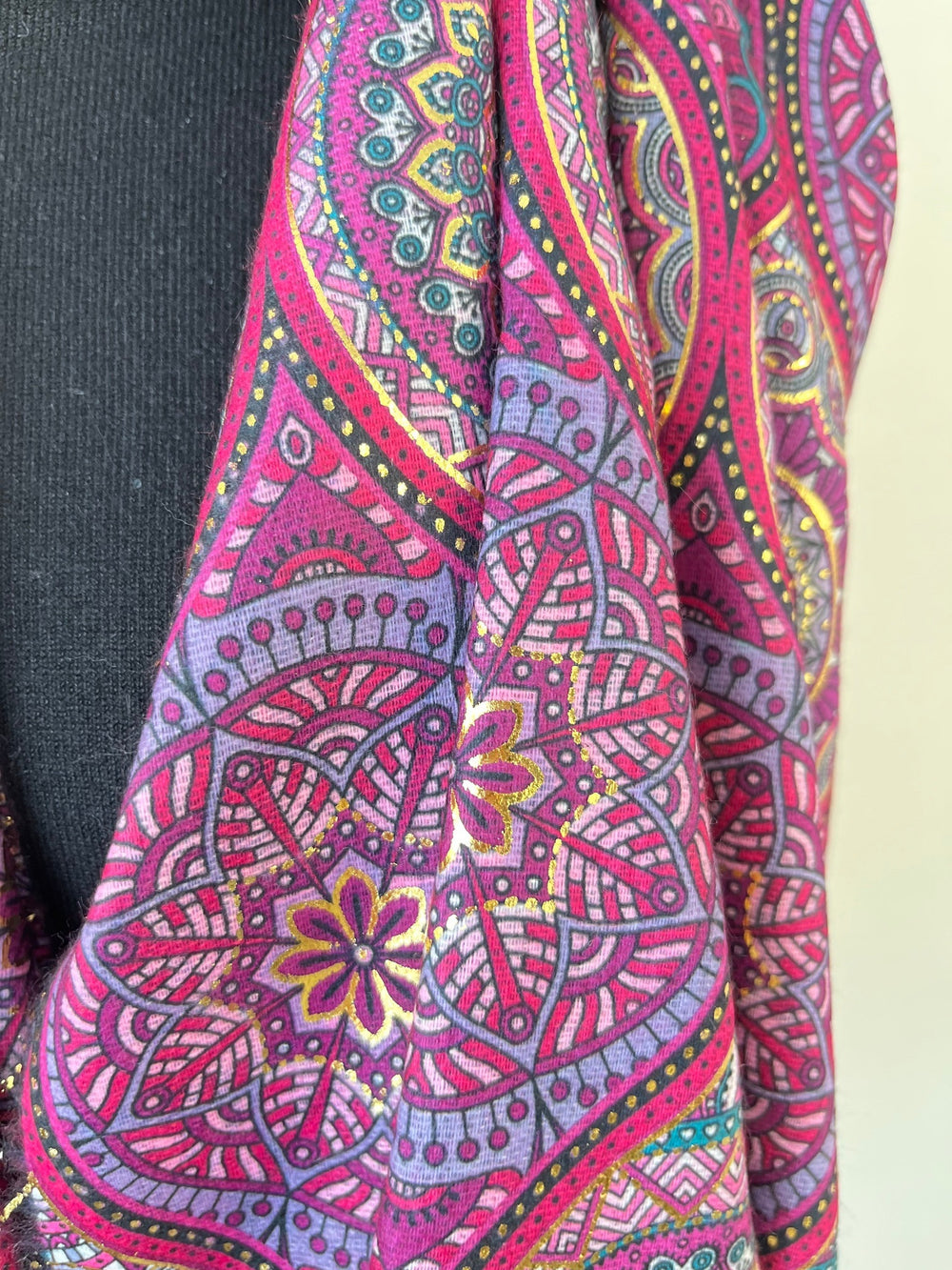 Viskoseschal Mandala Gold Pink mit komplexem Muster und goldenen Akzenten