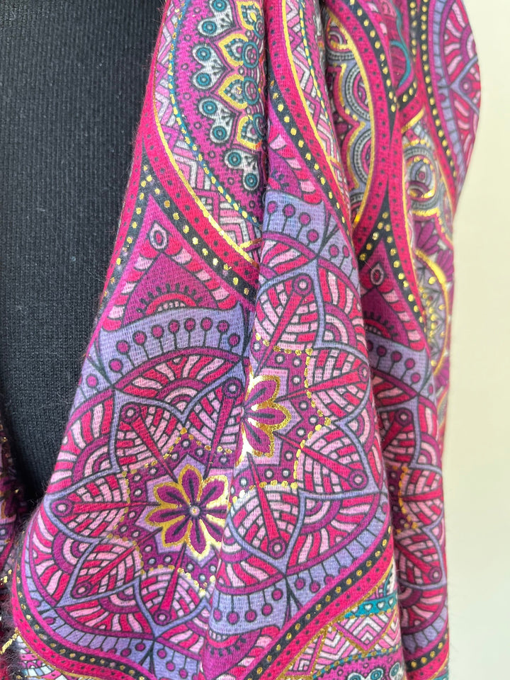 Viskoseschal Mandala Gold Pink mit komplexem Muster und goldenen Akzenten