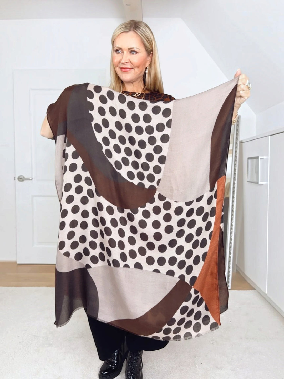 Viskoseschal Modern Dots, rostrot von Bella Vita - Mode & Lifestyle