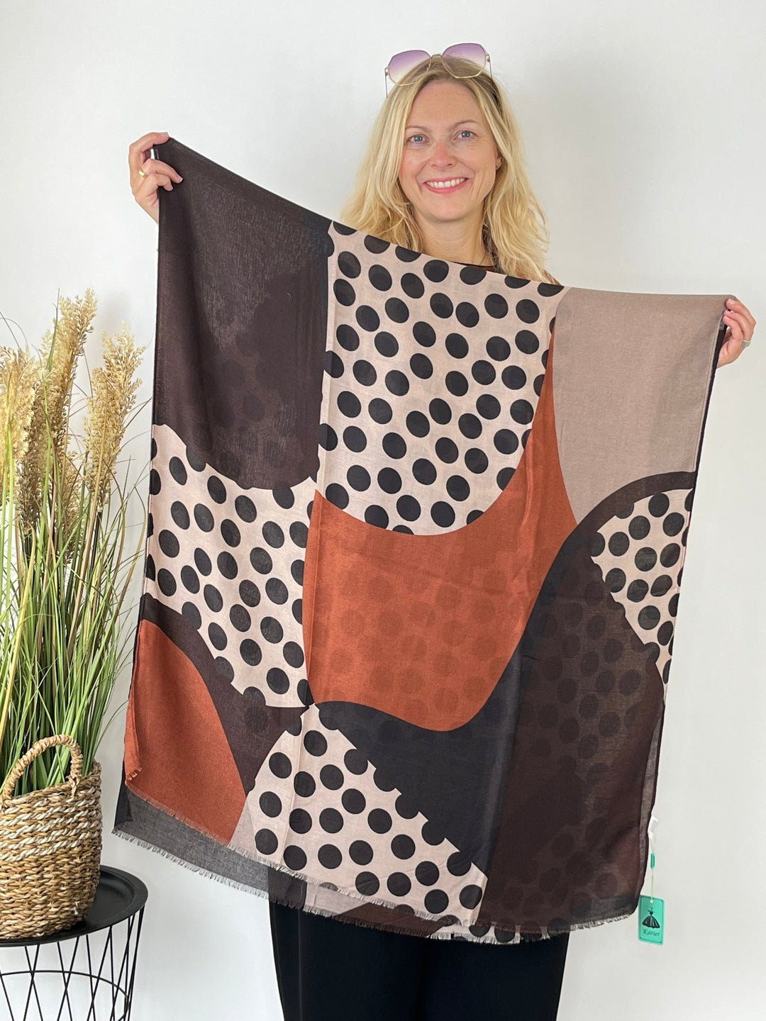 Viskoseschal Modern Dots, ausgebreitet mit Farbflächen und Fransen