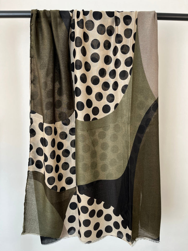 Viskoseschal Modern Dots in Taupe mit Schwarz-Creme-Punktemuster