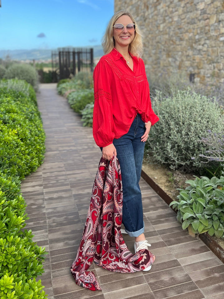 Roter Viskoseschal mit Paisley-Muster im Garten getragen