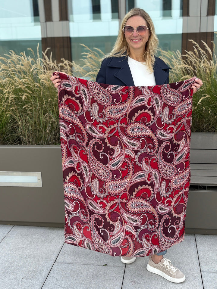 Großer roter Viskoseschal mit Paisley-Ornamentik offen gehalten zur Musterdarstellung