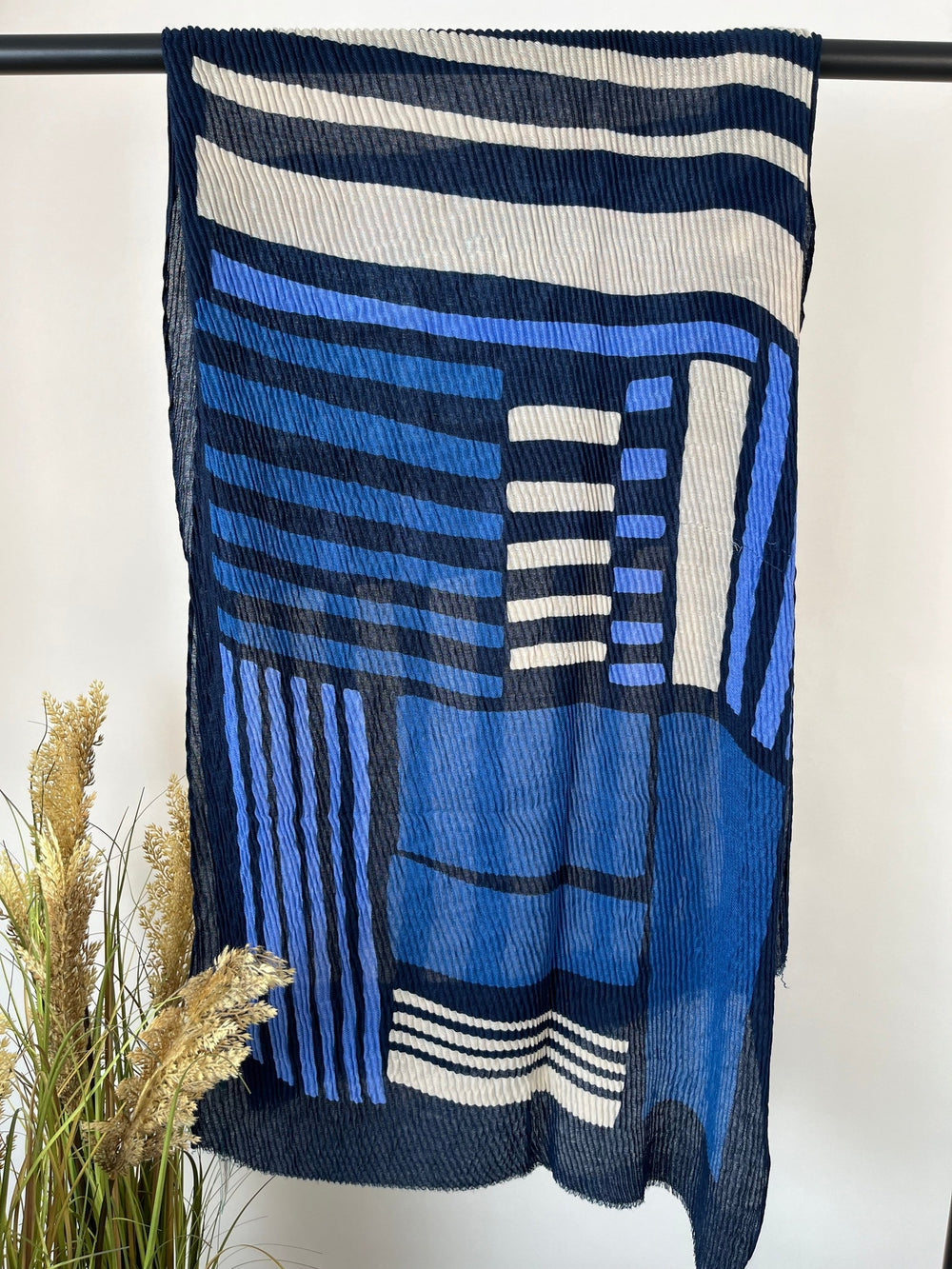 Pliszierter Schal in Marine, Blau und Creme mit geometrischem Muster