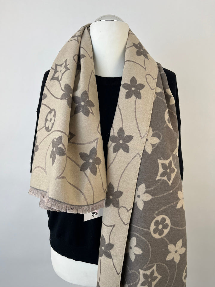 Zweiseitiger Schal beige grau floral gemustert offen über den Schultern getragen
