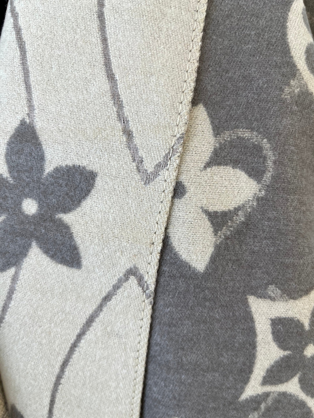 Nahaufnahme Stofftextur Wendeschal Nahtübergang Beige Grau Blumenmuster