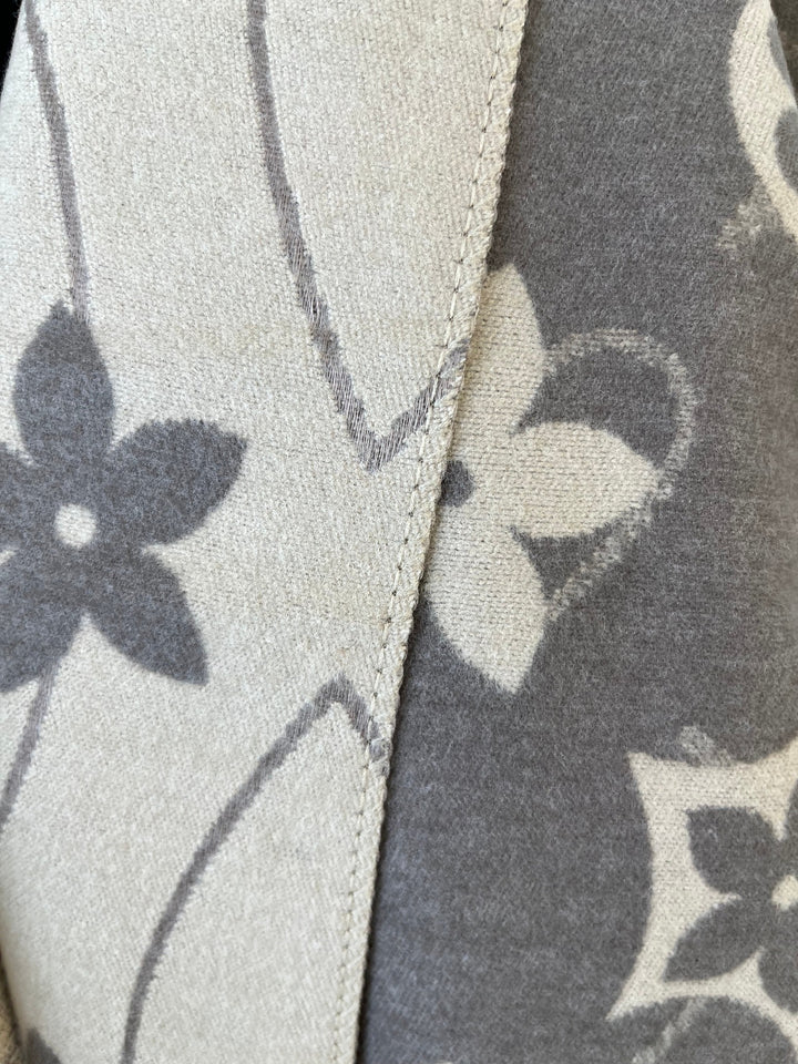Nahaufnahme Stofftextur Wendeschal Nahtübergang Beige Grau Blumenmuster