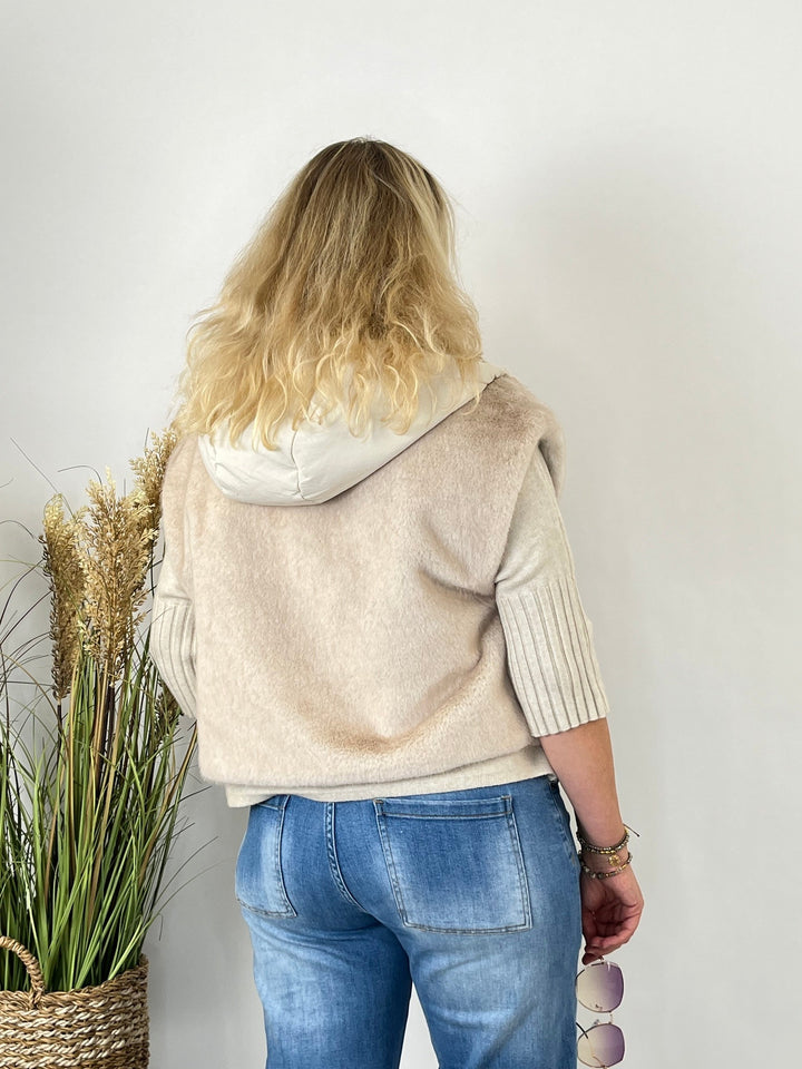 Rückansicht Wendeweste mit Fellseite und ecru Kapuze im Lifestyle